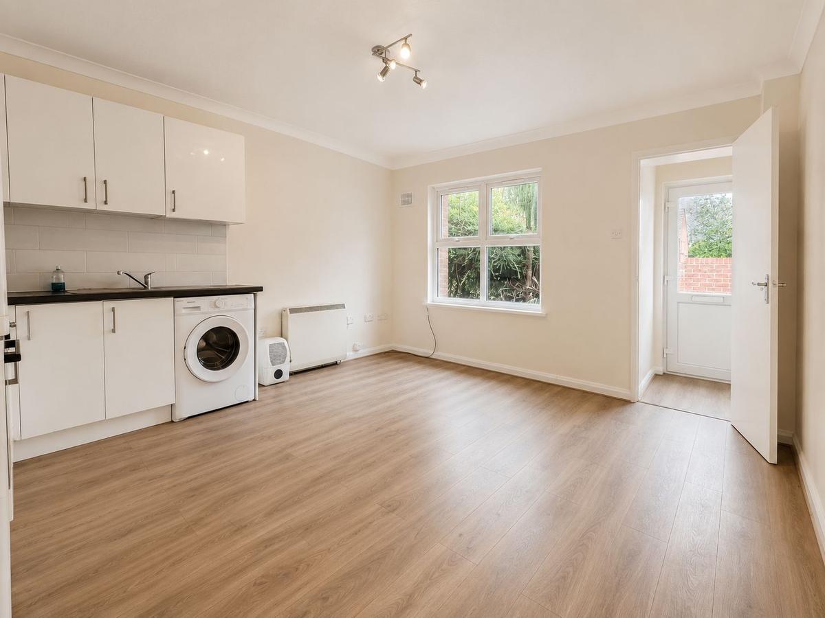 1 bed flat to rent Queens Court Queens Road, Slough SL1
