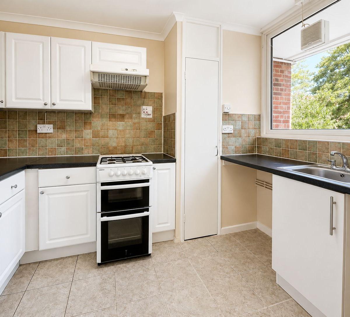 3 bed flat to rent Ashton House, London SW15